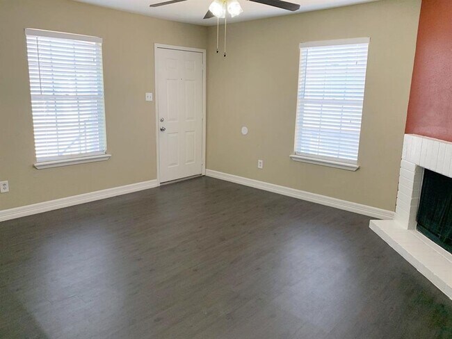 Building Photo - 7607 Fallbrook Dr