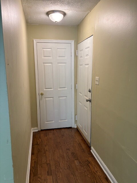 Foto del edificio - Beautiful hardwood floors and new appliances!