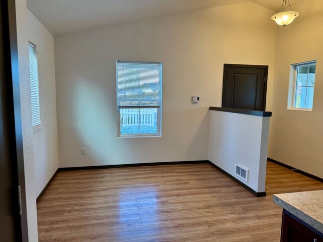 Building Photo - 2-Bed Home with Bonus Room & Large 2-Car Garage in Coeur d’Alene