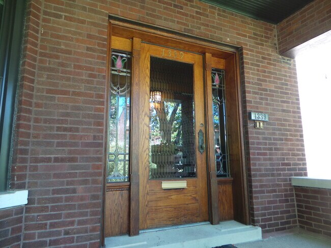 Building Photo - 1339 W Thorndale Ave