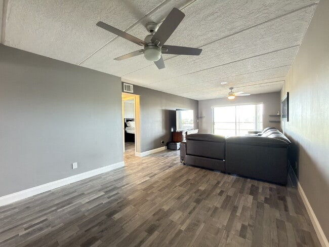 Building Photo - Wickham Road Condo