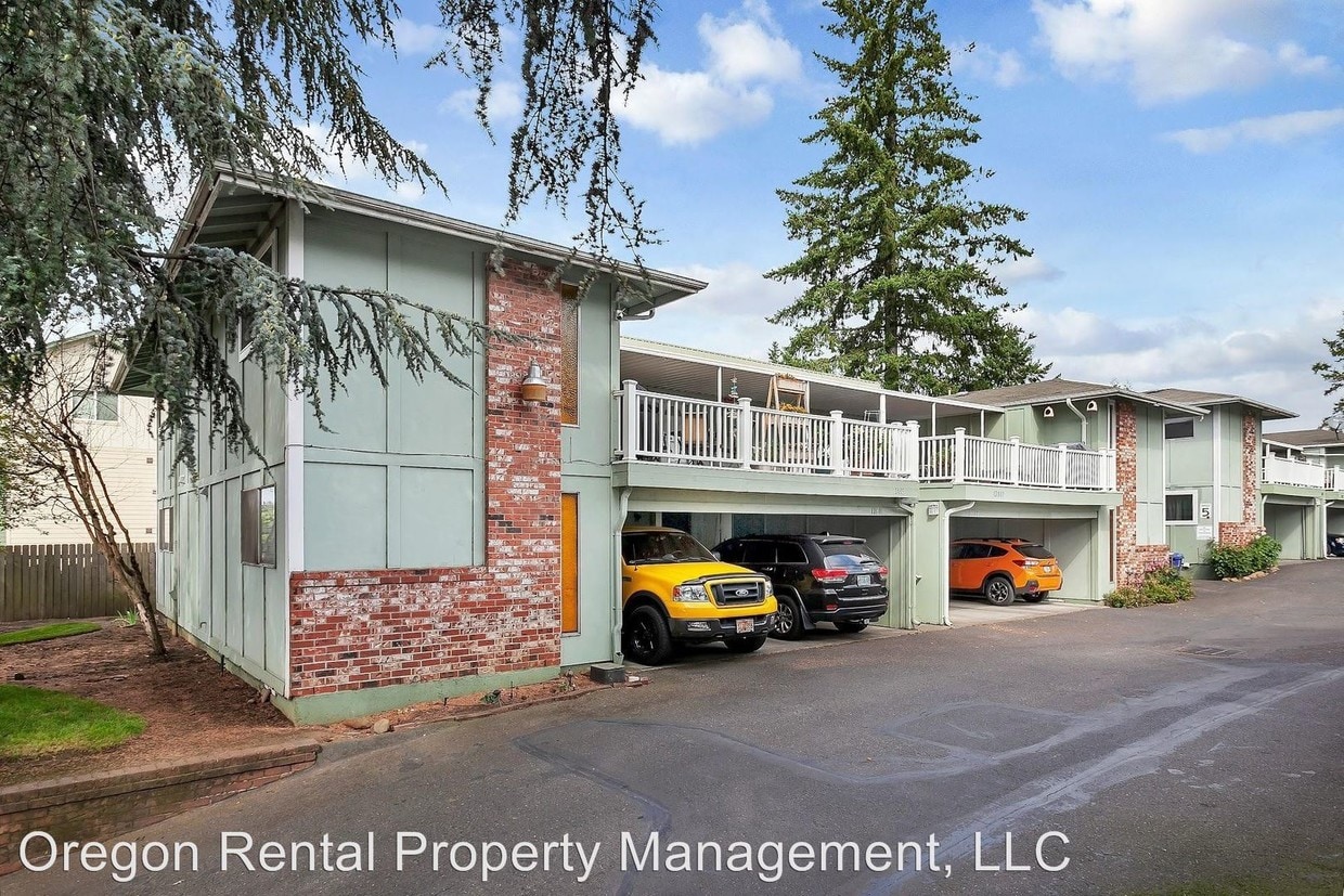 2 br, 2 bath House 12805 SE Stark St House Rental in Portland, OR