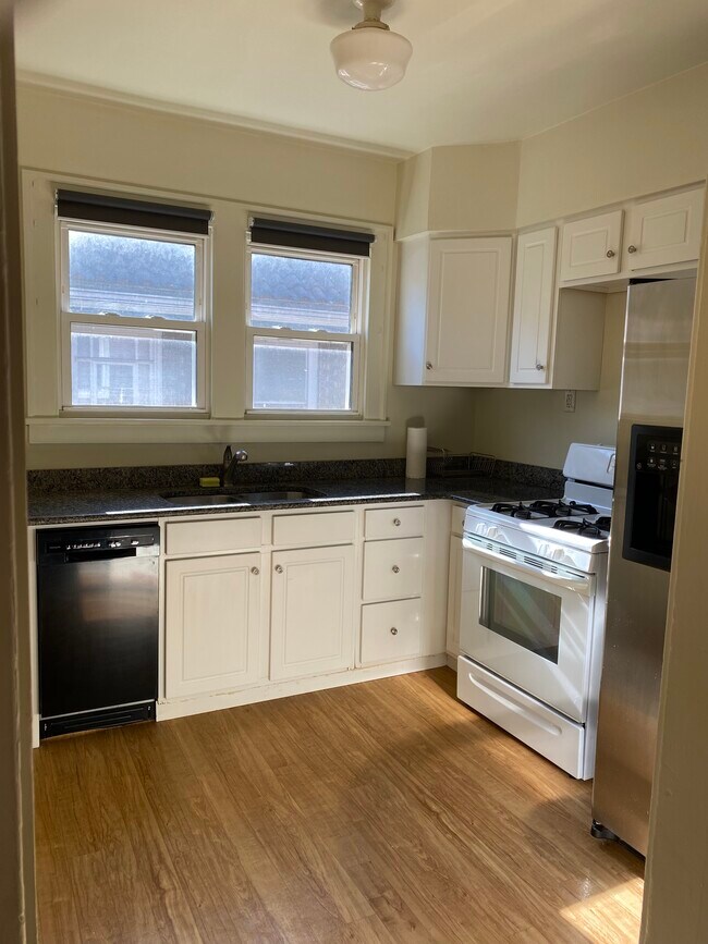 Building Photo - 2516 Beechwood Blvd