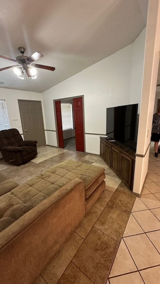 Building Photo - 3 Bedroom Home With Community Pool - Pet Friendly!