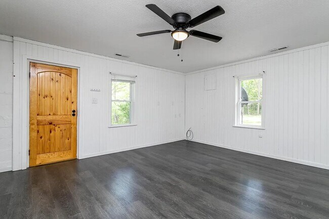 Foto del edificio - 2 bd, 1 ba house, just north of Columbia off of Route B, many updates, 1 acre lot