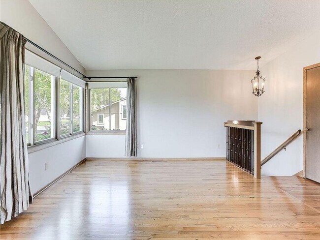 Foto del edificio - Spacious 4+ Bedroom with Vaulted Family Room, Fireplace, Panoramic Views, Bonus Room, Pets OK!