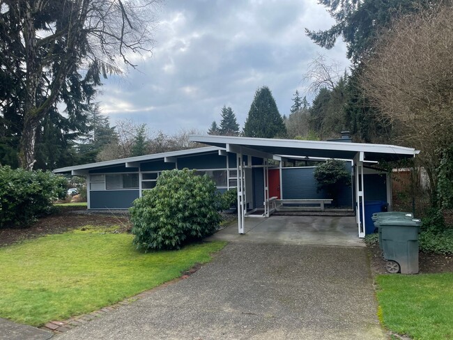 Building Photo - Fully Remodeled Surrey Downs Home