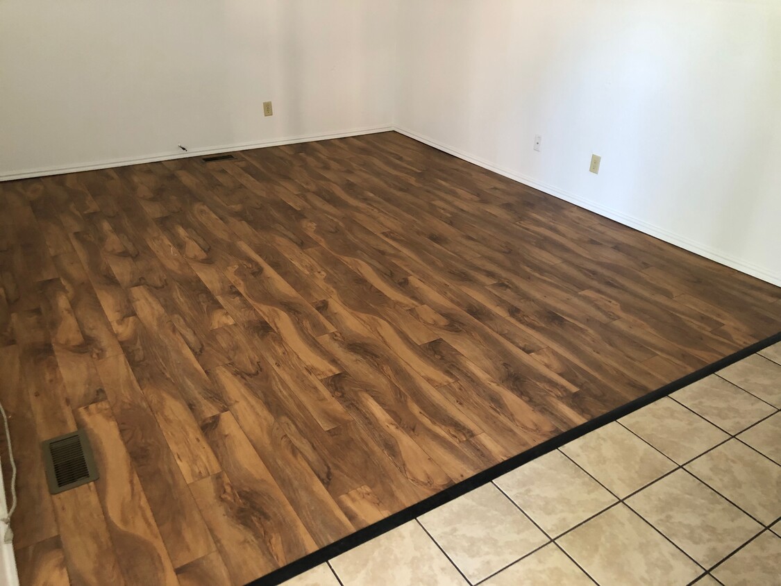 Great Wood laminate floors - 2360 Jefferson Ave
