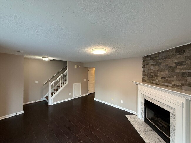 Foto del edificio - 5040 Falling Creek Ln