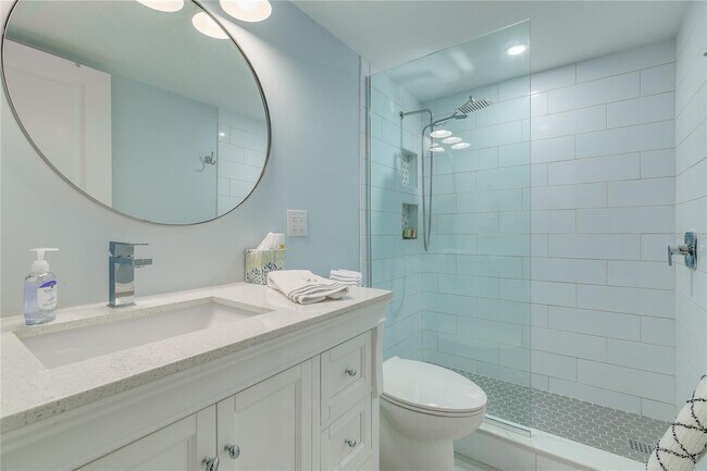 Great bath w/walk in shower - 650 Pinellas Point Dr S