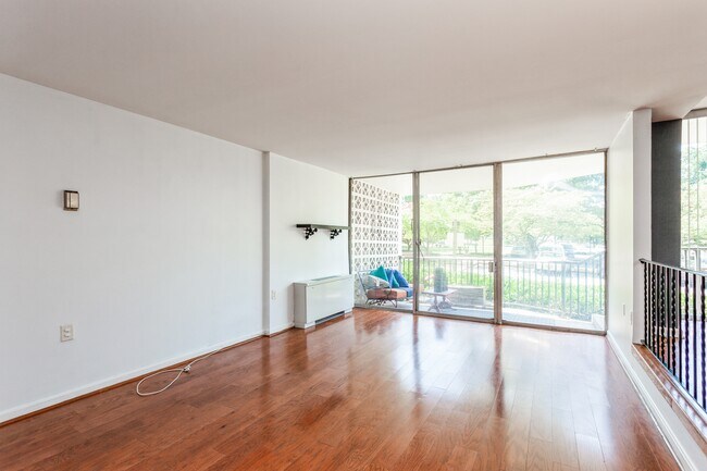 Foto del edificio - 3333 University Blvd W