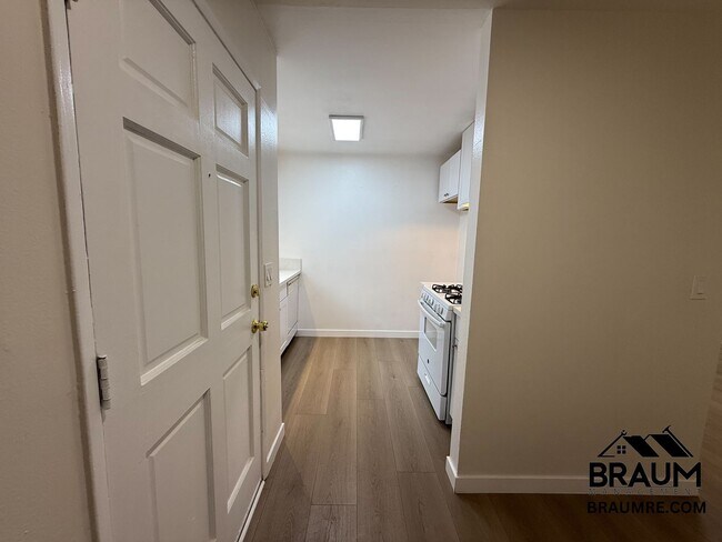 Foto del edificio - 14257 Friar St