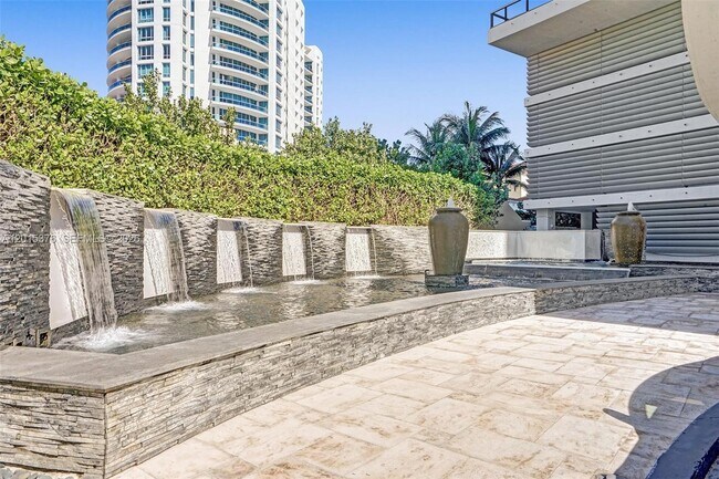 Foto del edificio - 5875 Collins Ave