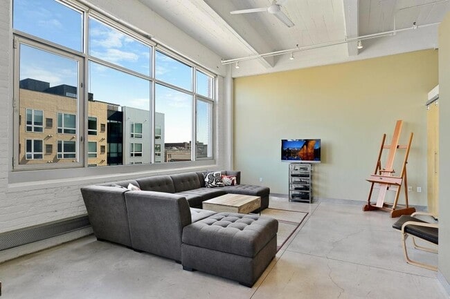 Building Photo - 700 N Washington Ave