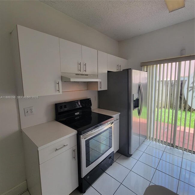 Foto del edificio - 8019 Lake Dr