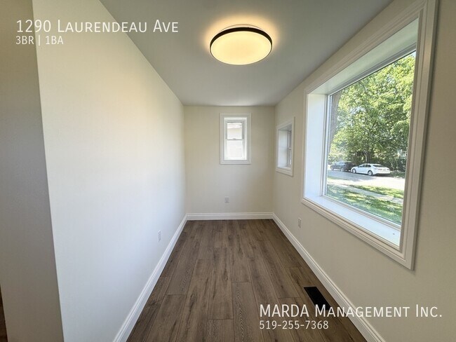 Photo du bâtiment - BRAND NEW RENO 3 BED/1 BATH HOME EAST WINDSOR + UTILITIES!