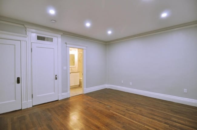 Building Photo - 464 Commonwealth Ave