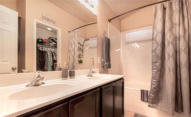 Building Photo - 3-bedroom 2-bathroom home located in Yowell Ranch! HOUSING ACCEPTED!