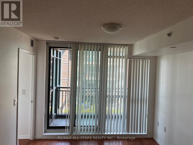 Photo du bâtiment - 830-1830 Lawrence Ave W