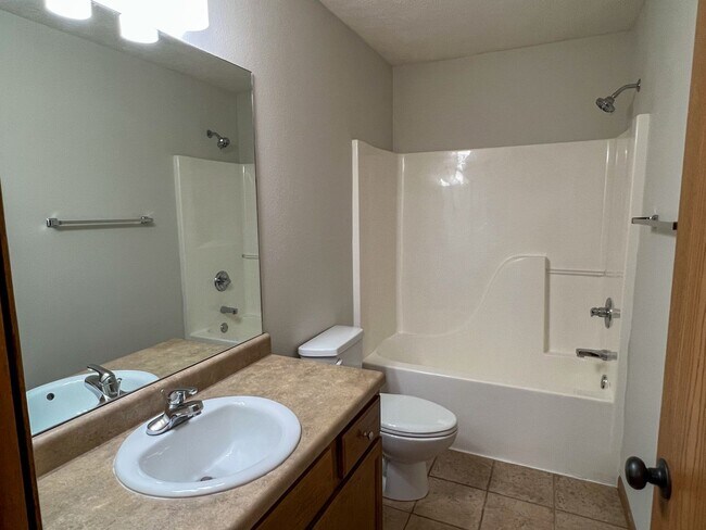 Foto del edificio - 3 Bedroom 2 Bathroom 2 CAR GARAGE