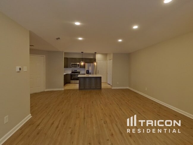 Building Photo - 3000 Everest Dr