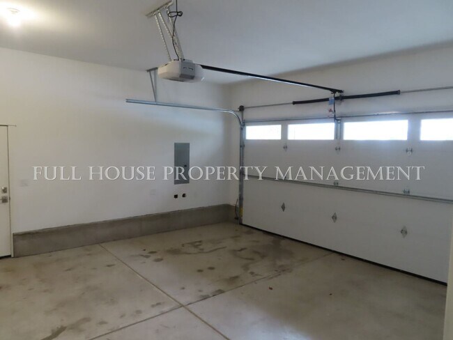 Building Photo - 4 br, 2.5 bath House - 5319 Highbanks Rd