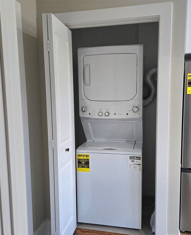 Foto del edificio - 7830 Woodlyn Rd