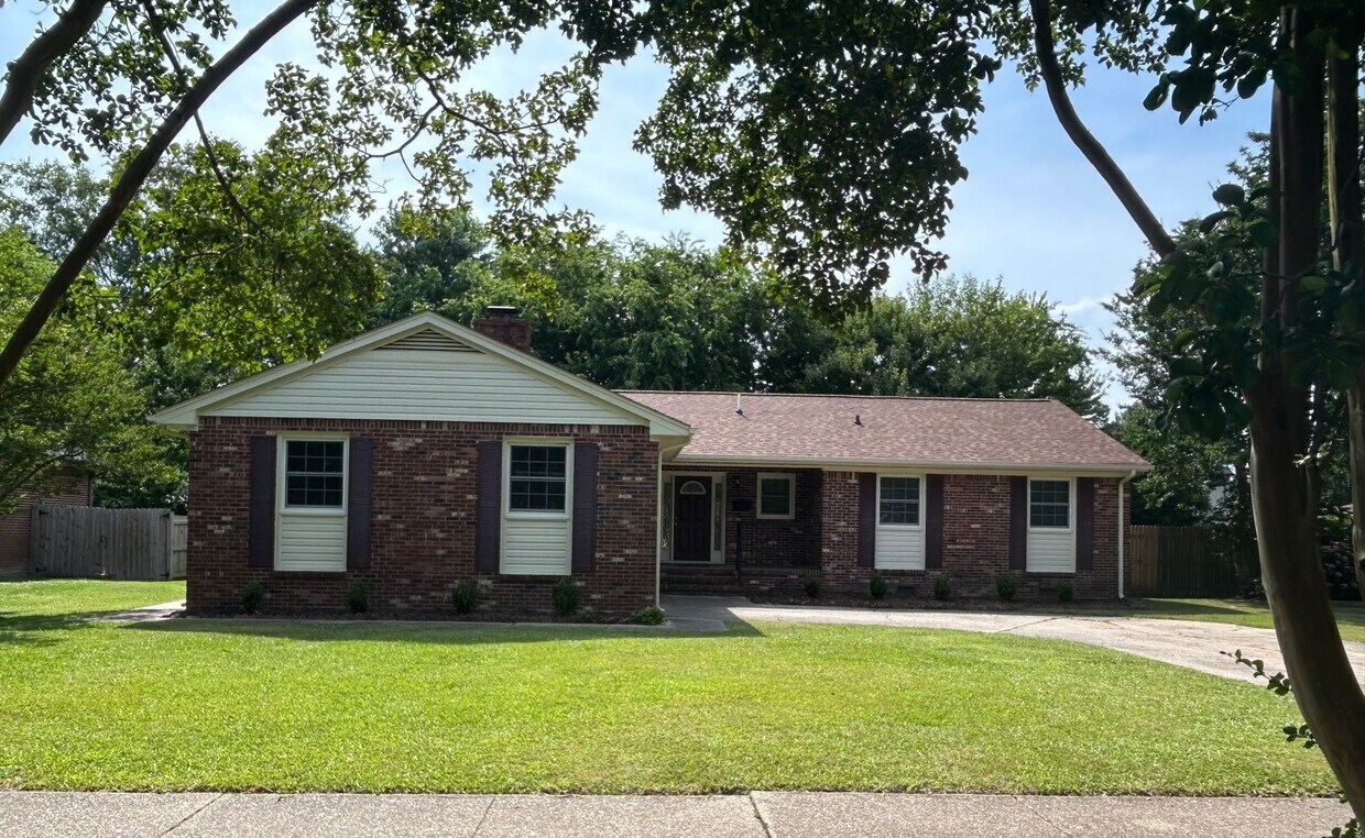 Primary Photo - 301 S Parliament Dr