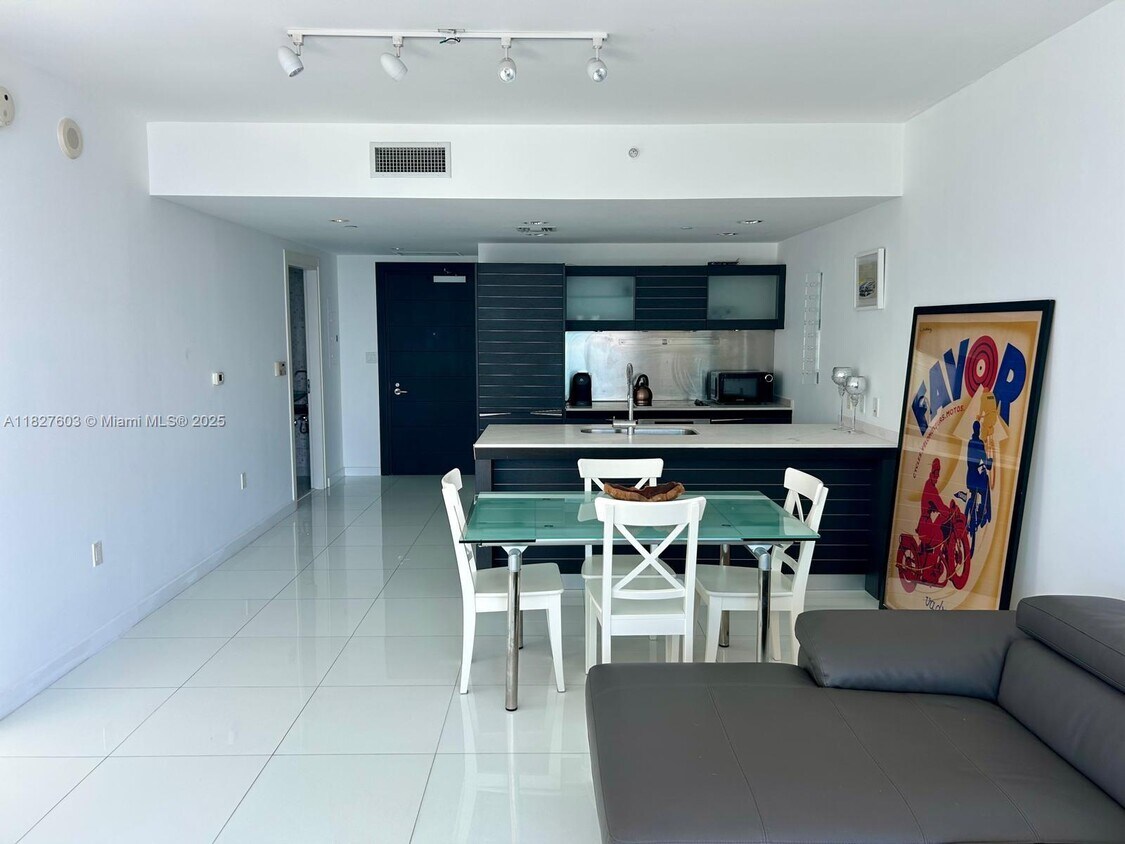 Primary Photo - 200 Biscayne Blvd Way