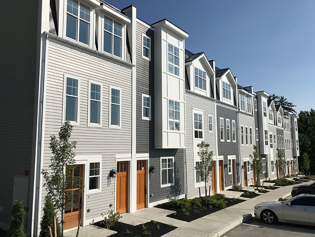 Building Photo - The Woods at Bayview