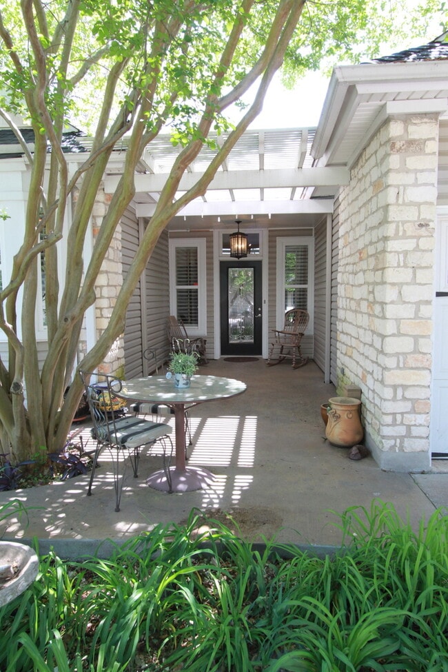 Building Photo - Magnificent 3 Bedroom, 2 Bath Home in Hunt...