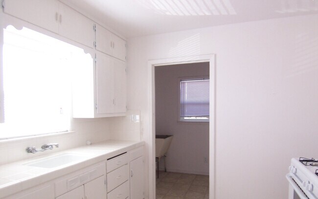 Foto del edificio - 245 1/2 M STREET B  1 BEDROOM 1 BATHROOM A...