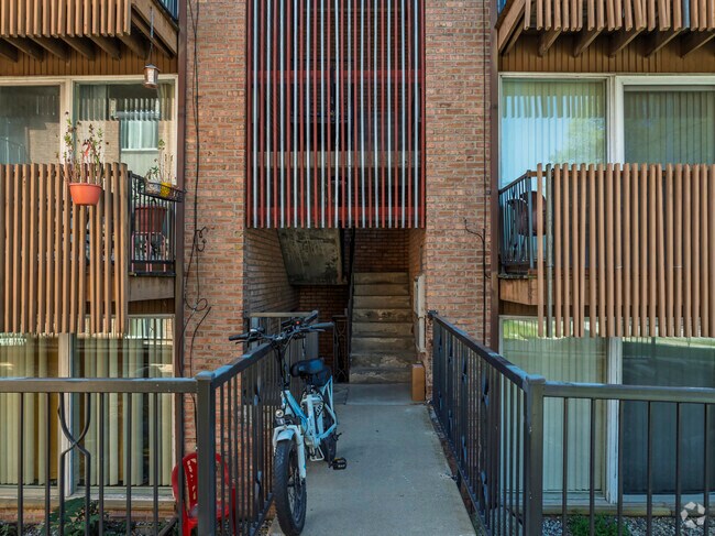 Foto del edificio - 813 S Main St