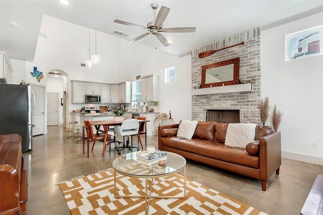 Foto del edificio - 229 E 5th St