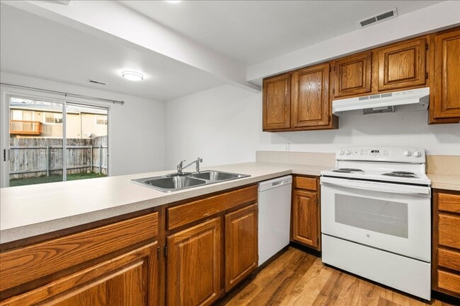 Building Photo - 3 Bedroom 1.5 Bathroom Townhouse in Southeast Boise