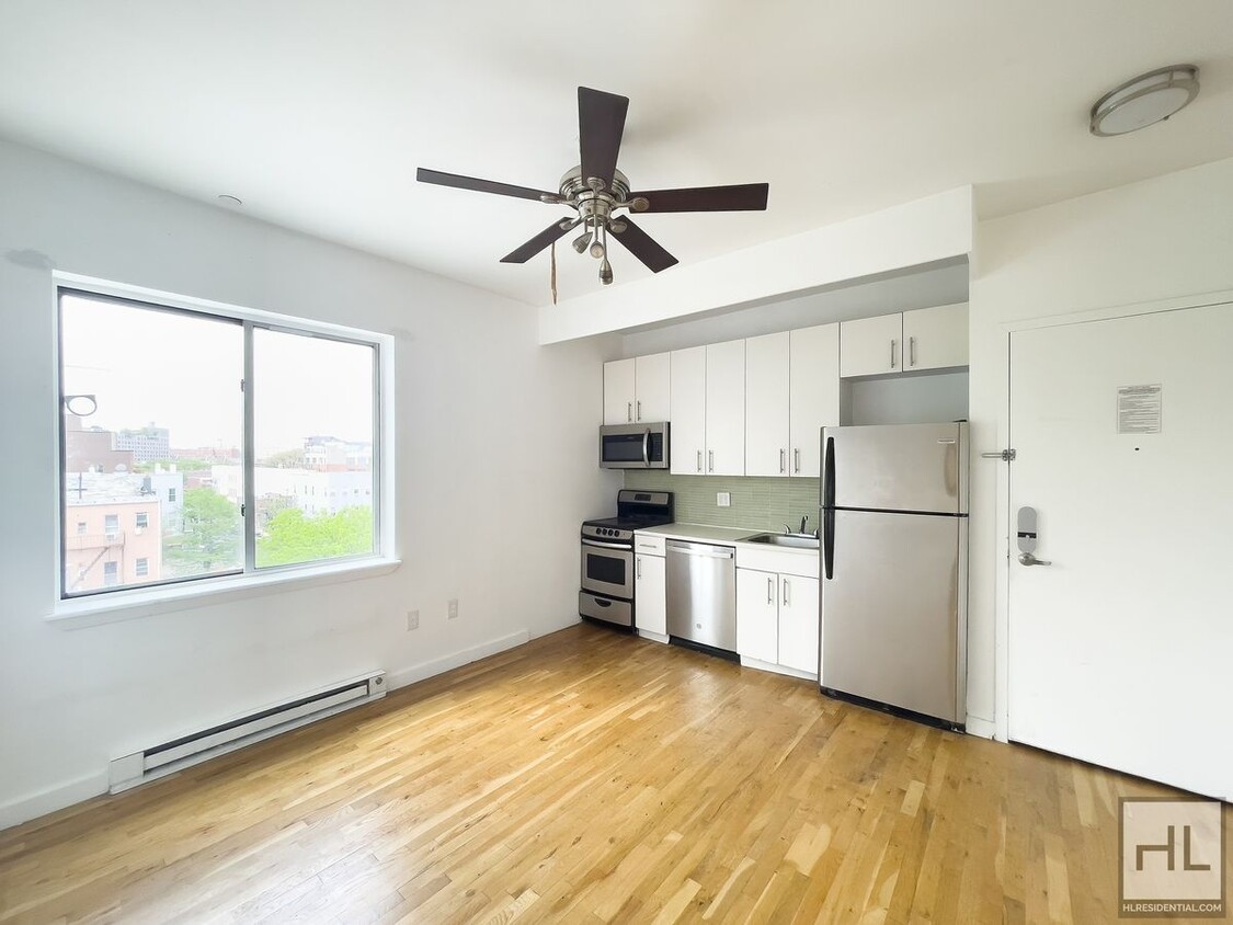 Foto principal - Sunlit Bushwick 2-Bed Plus a 3rd Room / Pr...