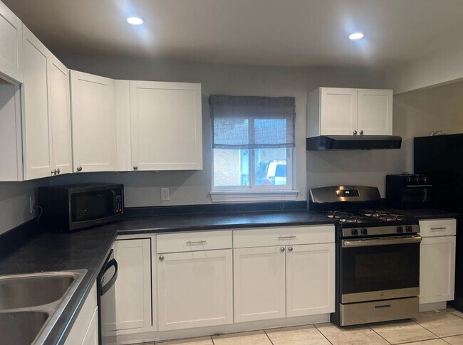 Photo - 3 bedroom in Golden with Garage!!!  **Move-In Special** Apartment