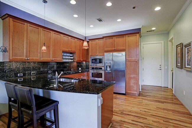Building Photo - 5005 Hidalgo St