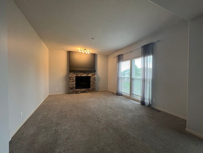 Foto del edificio - Must See Elkhorn Home!!
