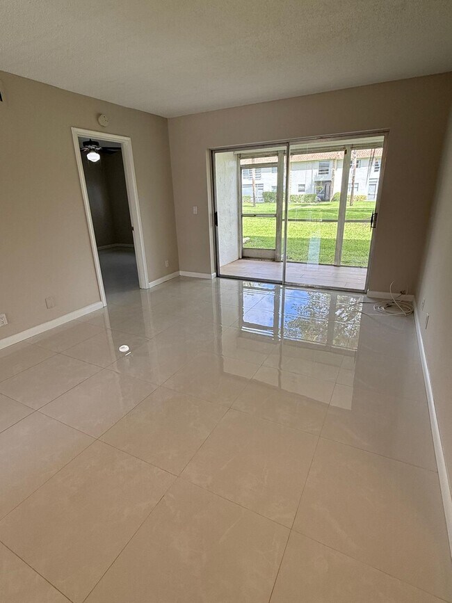 Foto del edificio - 9911 Sandalfoot Blvd