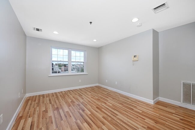 Building Photo - 413-415 9th St