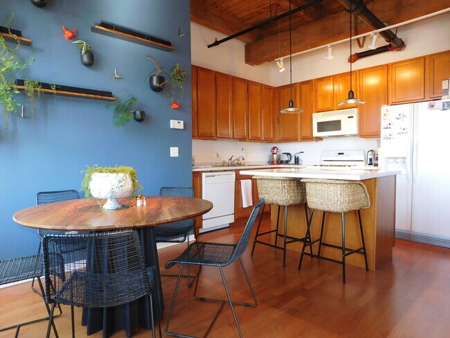 Building Photo - 1740 N Maplewood Ave