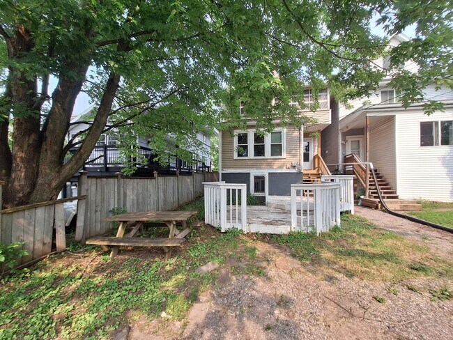 Foto del edificio - AVAILABLE June 1st - 6 Bedroom, 2 Bath House with Garage $200 Off First Months Rent!