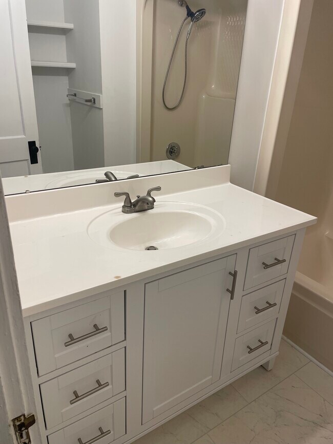 Building Photo - 305 Duncan St