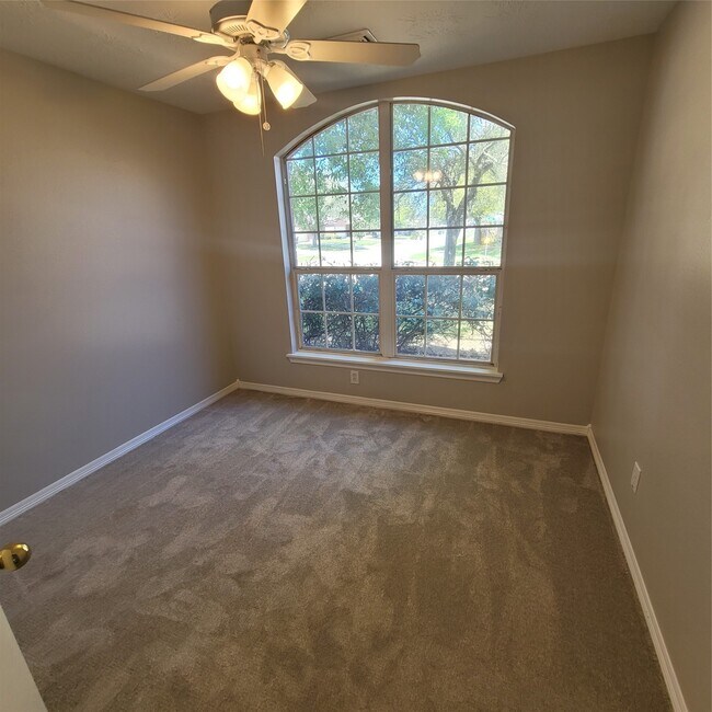 Foto del edificio - 2402 Montana Blue Dr