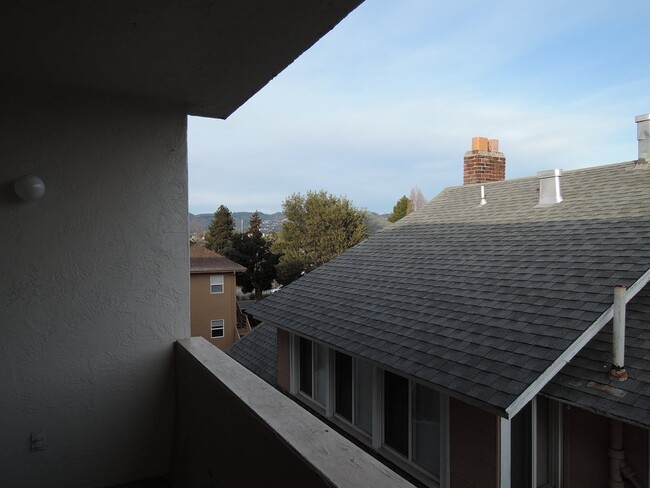 Building Photo - 484 37th St