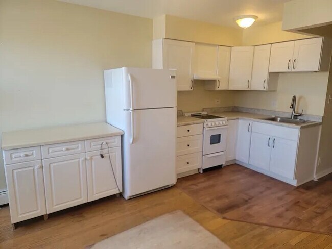 Foto del edificio - 6151 W Belmont Ave