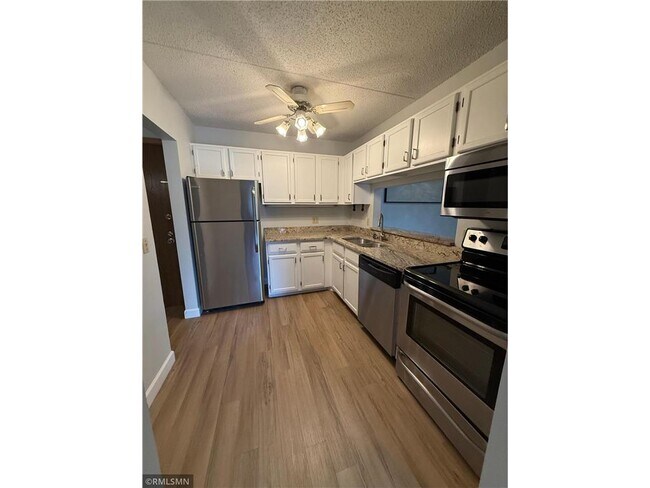 Foto del edificio - 10511 Cedar Lk Rd S
