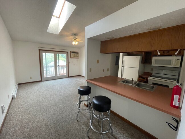 Entrada - Leslie Manor Apartments