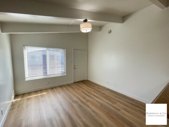 Foto del edificio - GOOD SIZED STUDIO - NEW LAMINATE HARDWOOD FLRS, NEW KITCHEN + BATH FEATURES!